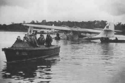 Crew of XJ202 coming ashore in 1945.jpg (88253 bytes)