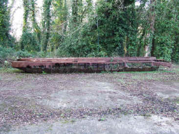 Remains of an ammunition barge@75.jpg (442590 bytes)