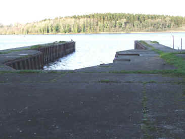 The dock built fo the Short Shetland@75.jpg (196998 bytes)